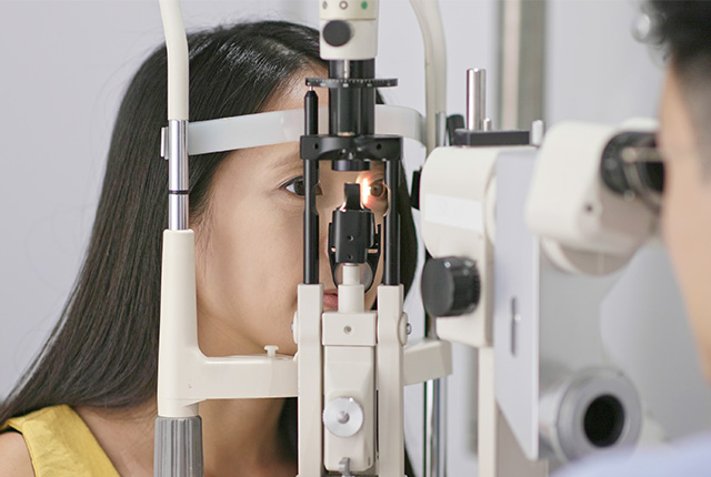 眼科で検査を受ける女性